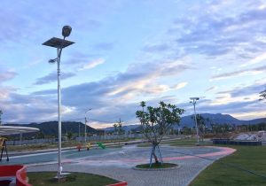 Trụ đèn đường năng lượng mặt trời được lắp tại công viên Lakeside Palace - Đà Nẵng: Ảnh đơn vị cung cấp.