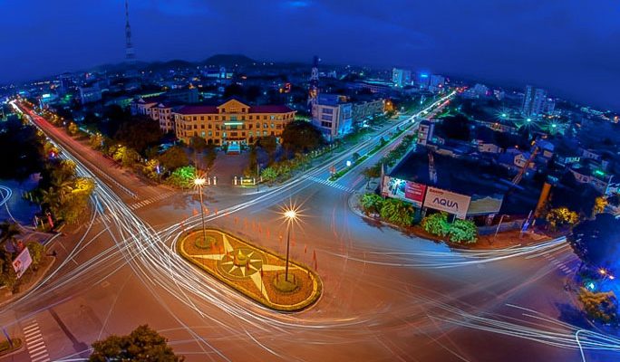 Nhiều điểm chiếu sáng công cộng của thành phố Huế sẽ được lắp đặt hệ thống đèn mới nhằm tiết kiệm năng lượng - Ảnh: Lê Huy.